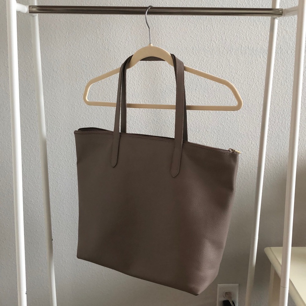 Cuyana pebbled leather zipper tote in sable color